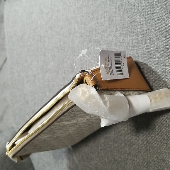 Michael Kors MD Chain Pochette in Vanilla Signature with Gold Stars - Picture 3 of 14